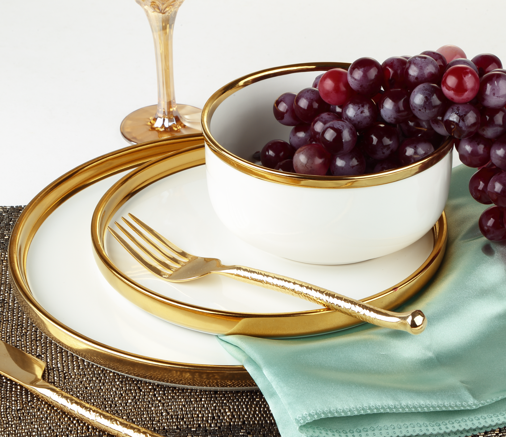 Hillcrest 12 Piece Gold Rim Dinnerware Set, Service For 4